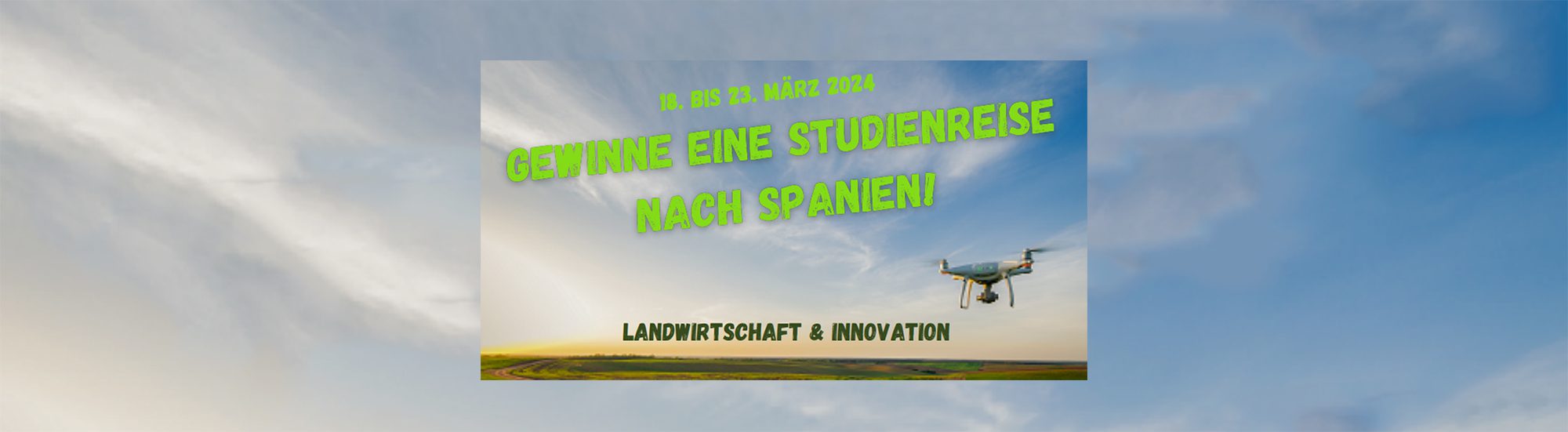 Werbebanner f&uuml;r Studienreise nach Spanien zu Landwirtschaft & Innovation mit Drohne &uuml;ber Feld, blauer Himmel mit Wolken