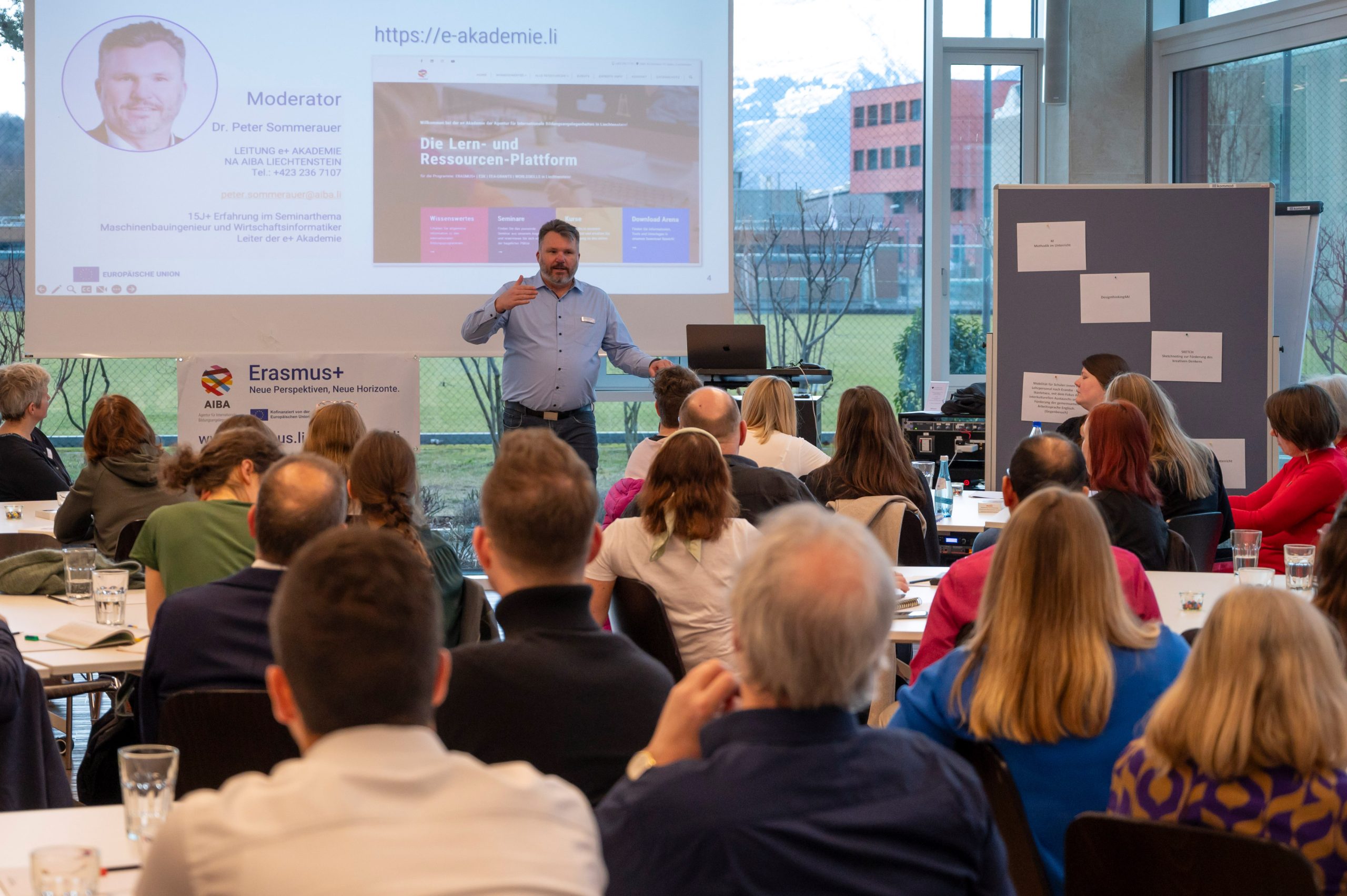 Dr. Peter Sommerauer begrüsst die Teilnehmenden am TCA «Schreibwerkstatt»