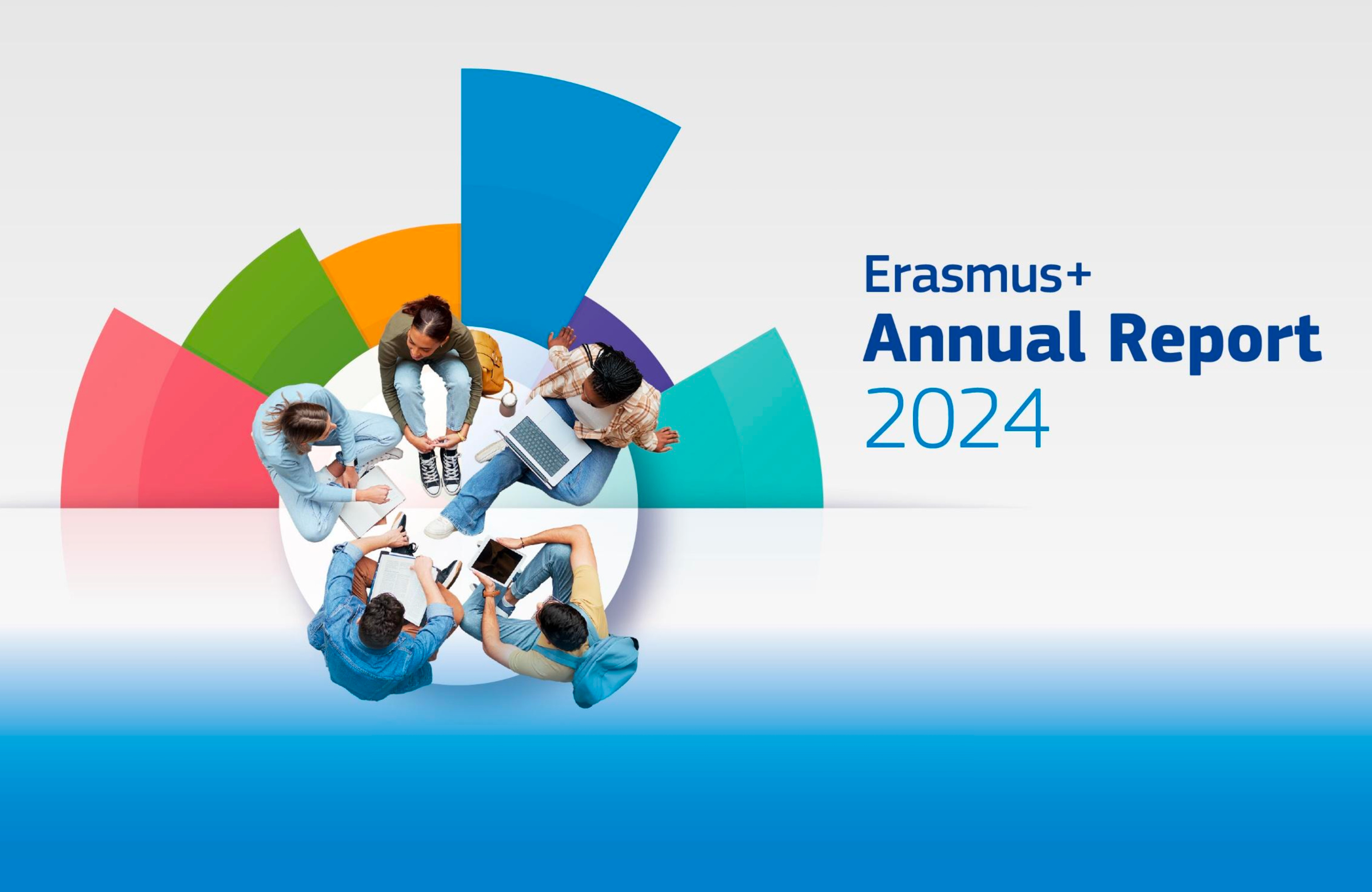 Obenansicht einer Gruppe junger Menschen, die im Kreis sitzen und mit Laptop, Tablet und Notizen arbeiten, umgeben von farbigen Segmenten.