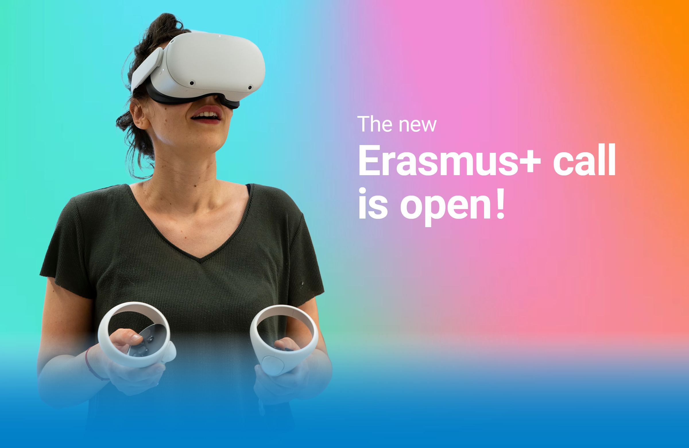 Frau trägt VR-Brille vor farbigem Hintergrund, auf dem geschrieben steht "The new Erasmus+ call is open!"