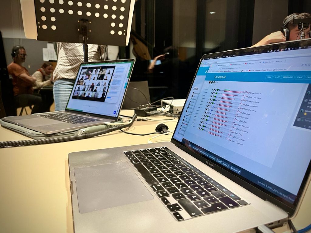 Zwei Laptops zeigen auf den Bildschirmen die Online-Probe an