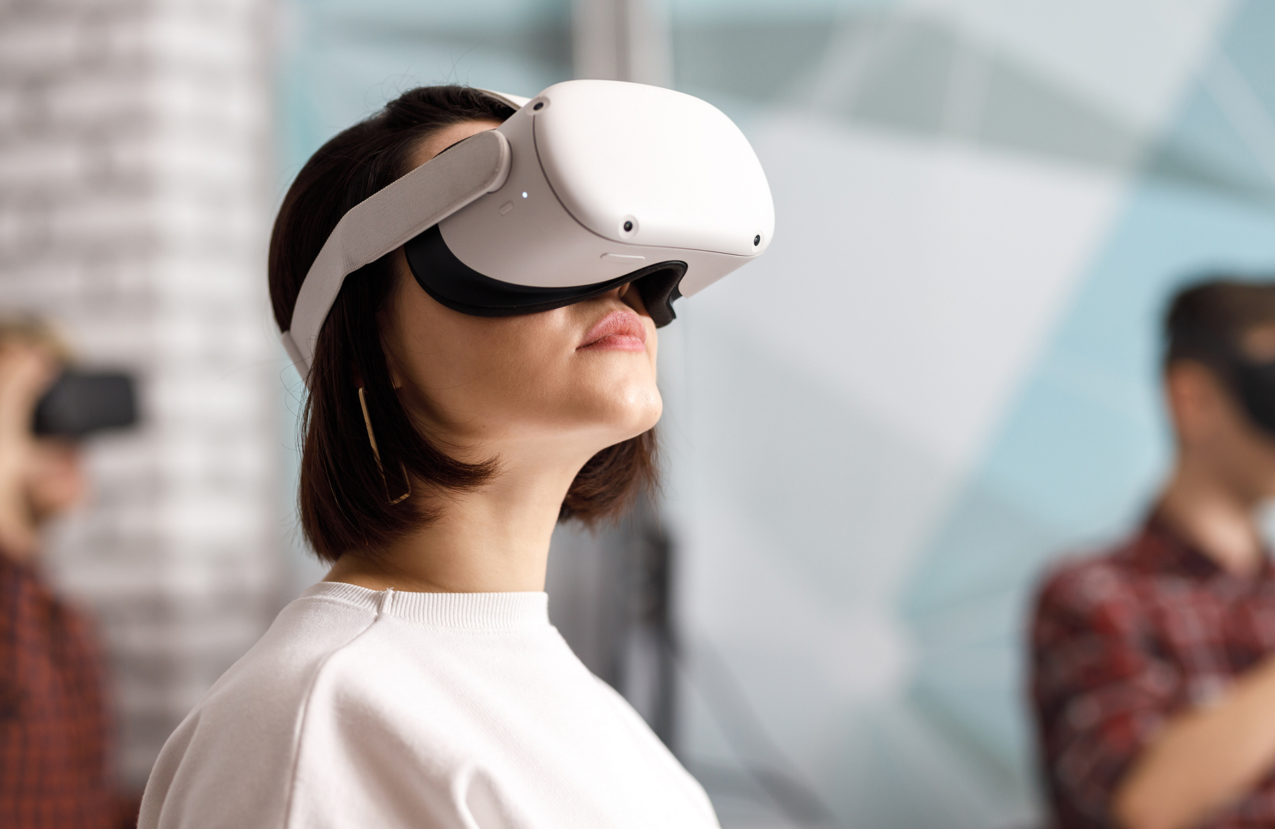 Eine Frau trägt eine VR-Brille und blickt nach oben