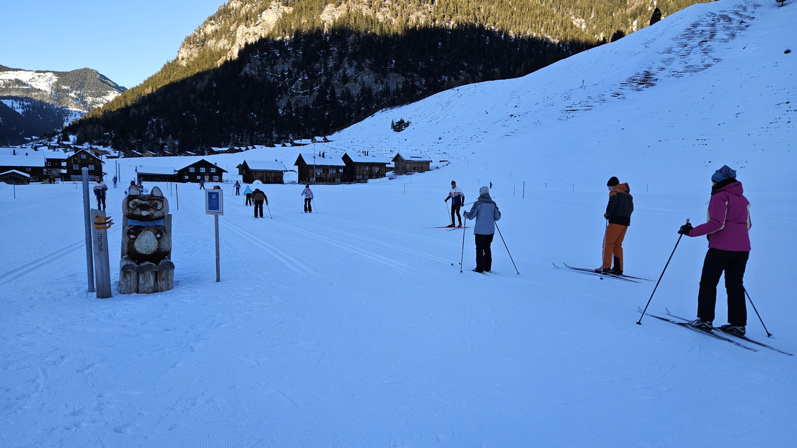 Eine Gruppe junger Menschen beim Langlaufen