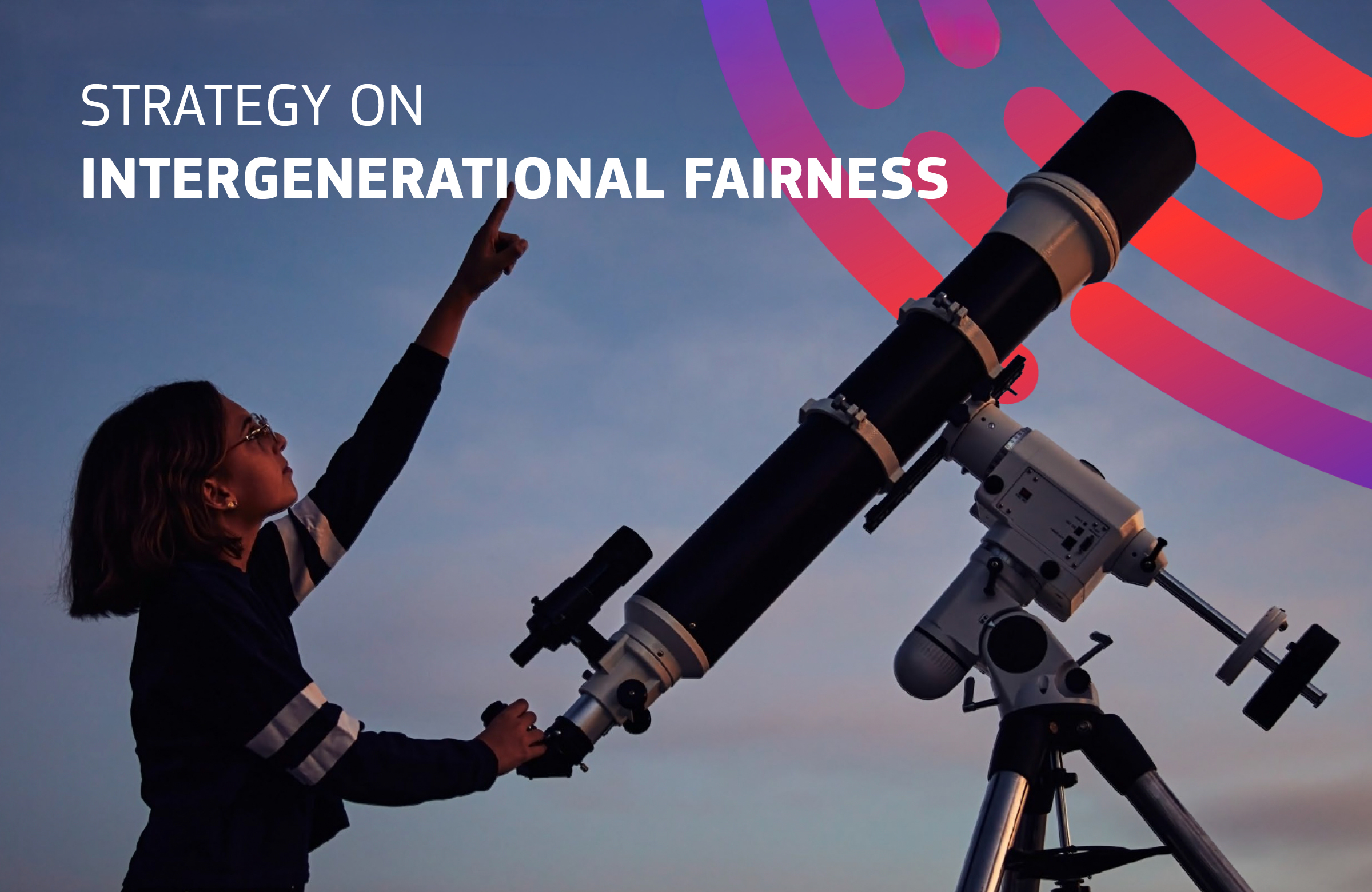 Junge Frau steht am Teleskop und zeigt in den Himmel; mit &Uuml;berschrift &laquo;Strategy on intergenerational Fairness&raquo;