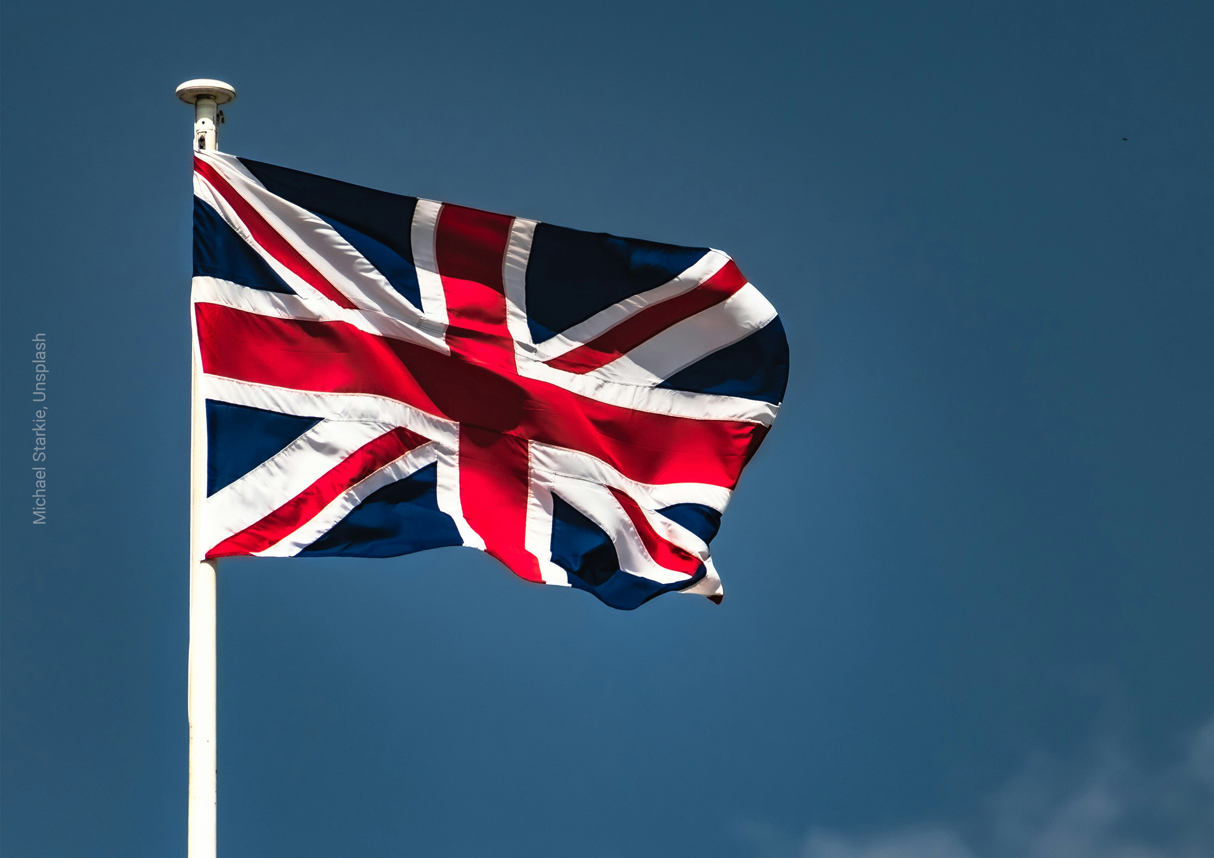 Eine UK-Fahne weht im Wind